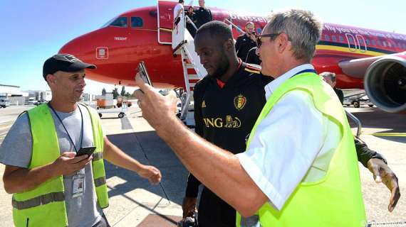 Lukaku-mania, selfie per lui coi dipendenti dell'aeroporto di Rimini