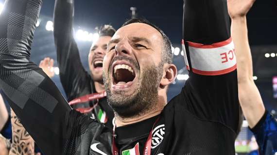 Rigori, parate, esultanze, trofei: gli auguri dell'Inter a Samir Handanovic