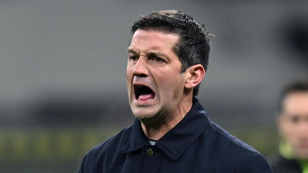 Scatta l'allarme antincendio in sala stampa, Chivu fa la battuta: "Qualcuno sta fumando, non sono io..."