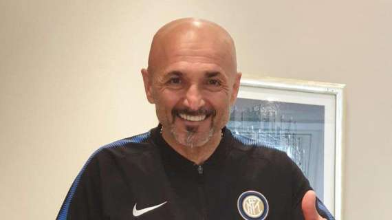 "Non c'è compleanno senza torta!". Spalletti in posa per i suoi 60 anni