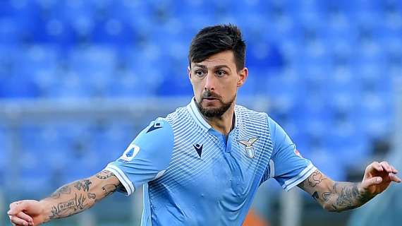 SM - Lazio-Acerbi, è rottura: il difensore non parte con il resto della squadra. Resterà ad allenarsi a Formello