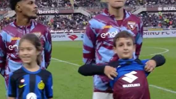Alza la maglia dell'Inter e bacia quella del Torino: virale il gesto di un bambino all'Olimpico
