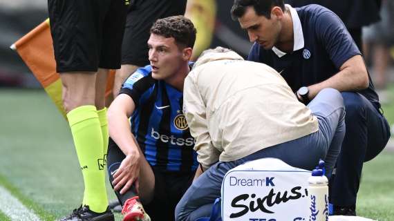 Sky - Verso Barcellona-Inter, problema alla caviglia per Pavard: esami nelle prossime ore