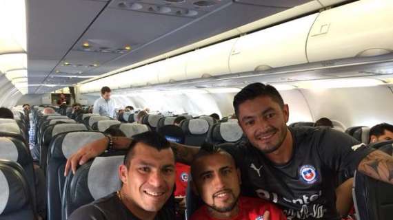 FOTO - Medel in volo verso il Cile, insieme a lui...