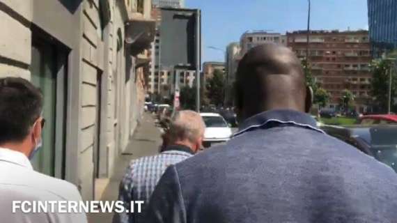 VIDEO - Finito l'incontro tra l'Inter e gli agenti di Agoume: nessuna dichiarazione all'uscita