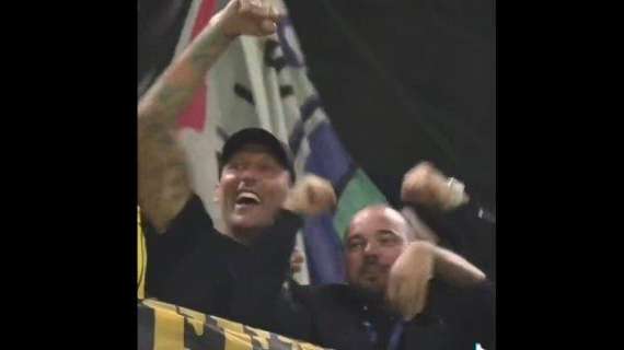 VIDEO - Materazzi e Sneijder in Curva Nord a vedere il derby: gioia irrefrenabile!