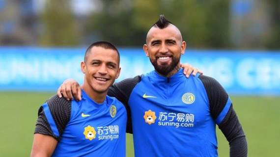 "Tagga un fan (o un amico) di Alexis Sanchez": l'Inter risponde al tweet con una foto della coppia cilena Niño-Vidal  
