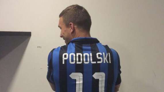 FOTO - Podolski sfoggia la nuova maglia nerazzurra