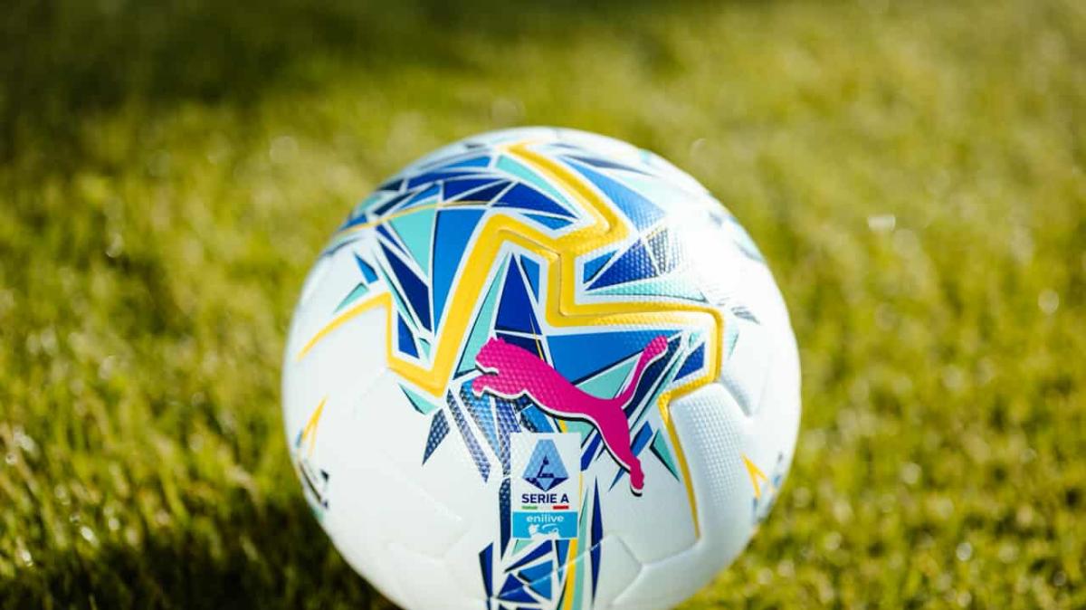 FOTO - La Lega Serie A fa retromarcia: il pallone arancione va in soffitta, ecco il nuovo Puma Orbita bianco