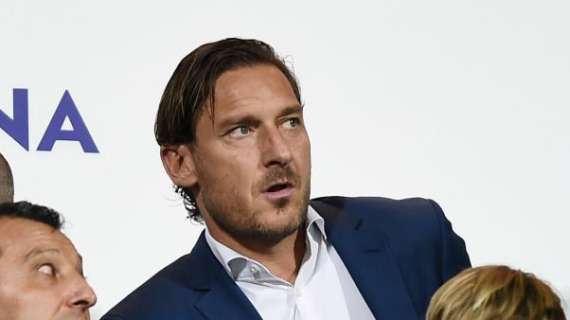 Var, Totti oggi sceglie la via del silenzio. "Altrimenti mi radiano"