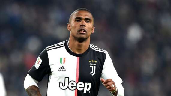 Il Coronavirus spaventa la Juventus: anche Douglas Costa lascia l'Italia