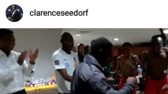 VIDEO - Camerun, qualificazione alla prossima Coppa d'Africa: Seedorf festeggia con un ballo nello spogliatoio 