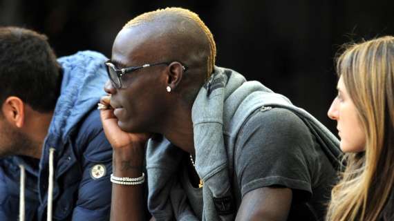 Balotelli negli spogliatoi a salutare gli ex compagni