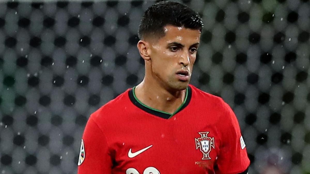 Arriva il like 'galeotto': Akanji celebra la vittoria sul Bologna e Joao Cancelo apprezza