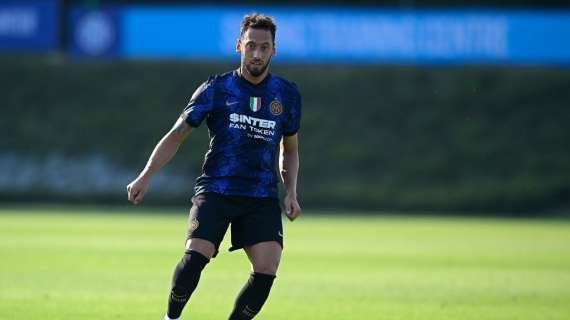 Calhanoglu si ferma: lieve affaticamento muscolare, niente sfida col Parma