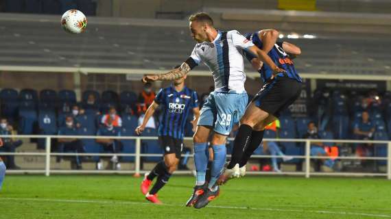 Sorride la Juventus: dopo il pari dell'Inter, ko Lazio per 3-2 in casa dell'Atalanta. Dzeko c'è: salva e trascina la Roma