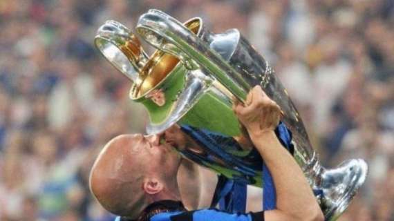 Cambiasso ricorda Facchetti: "Eri con noi quel 22 maggio. Eterno"