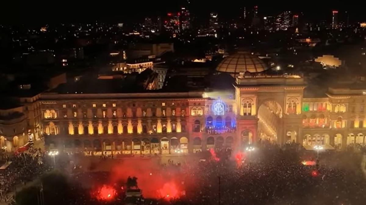 LIVE - Barella e Lautaro alzano le Coppe in Piazza Duomo. Il capitano urla: "Milano Siamo Noi"