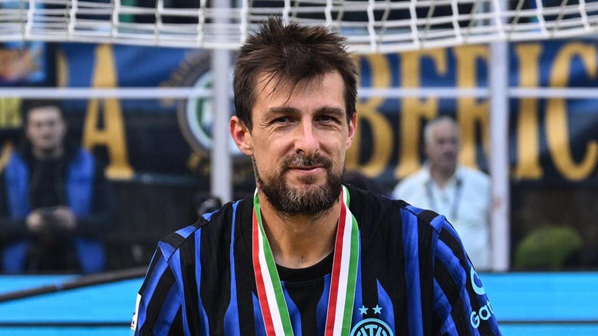 VIDEO FCIN - Un tifoso saluta Acerbi dopo la festa: "Grazie per il Barça"