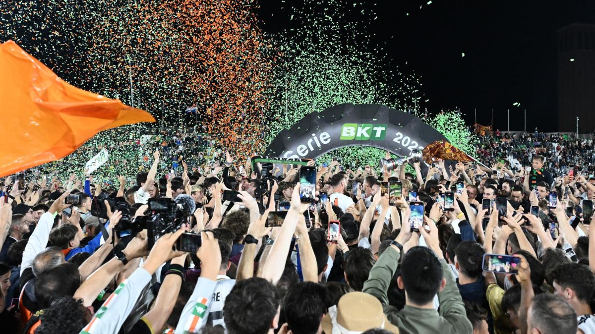 Il Venezia fa festa: è di nuovo in Serie A. Frosinone vicino al traguardo 