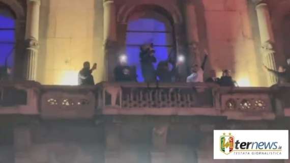 VIDEO - Promessa mantenuta: Dimarco in Piazza Duomo per godersi la festa