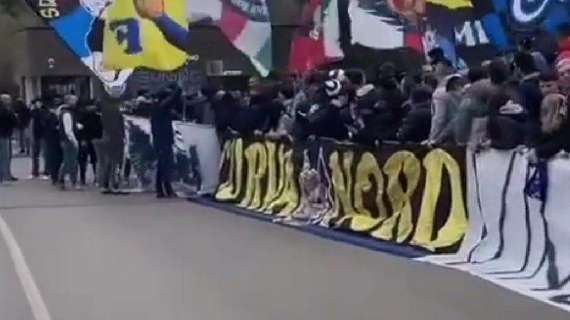 Juve-Inter, la Curva Nord carica la squadra prima della partenza: cori e striscioni ad Appiano