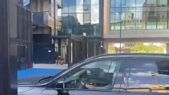 VIDEO - Blitz di Chivu nella sede dell'Inter: le immagini dell'arrivo in Viale della Liberazione