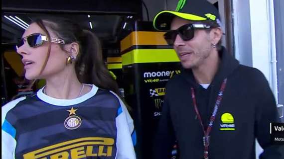 Valentino Rossi a Valencia: con lui la fidanzata in una speciale mise targata Inter