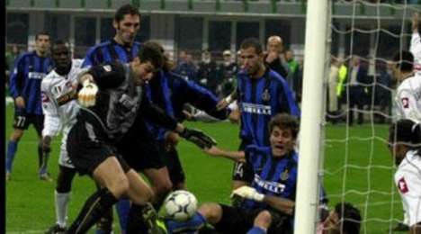 VIDEO - Diciotto anni fa il derby d'Italia di Toldo: il portiere e Vieri riacciuffano la Juve al 95'