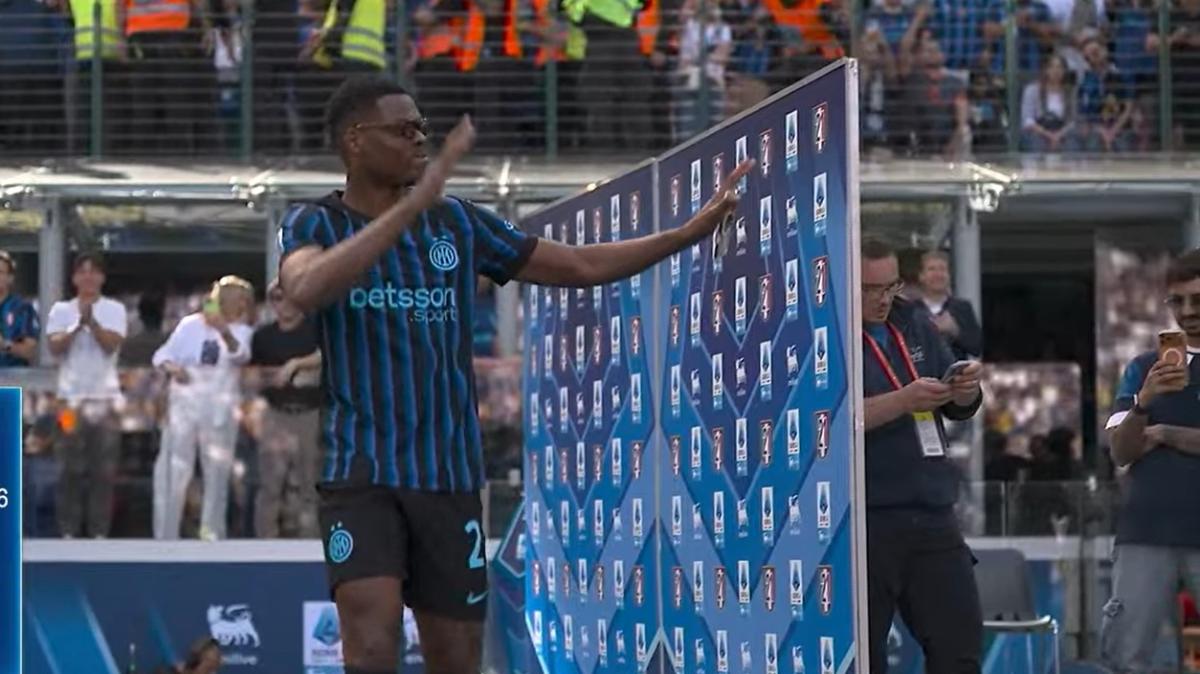 LIVE - L'Inter è Campione d'Italia 2025-2026, ovazione per Denzel Dumfries