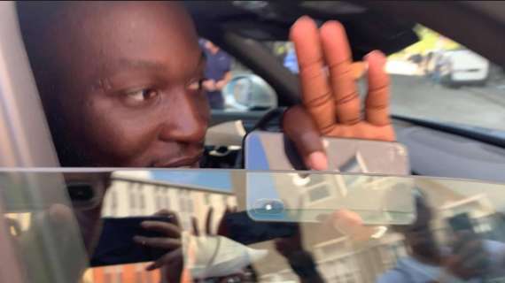 VIDEO - Lukaku, saluto e sorrisone ai tifosi all'uscita dalla sede