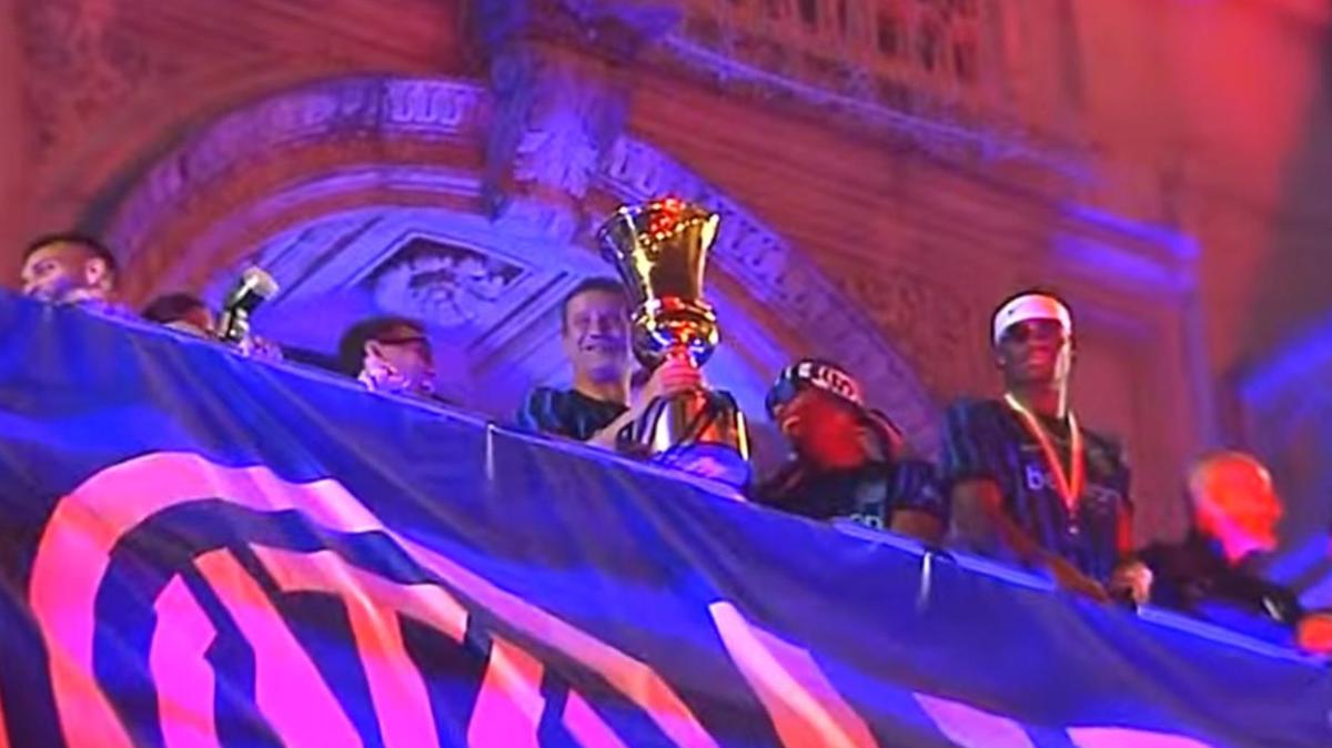LIVE - Barella e Lautaro alzano le Coppe in Piazza Duomo. Il capitano urla: "Milano Siamo Noi"