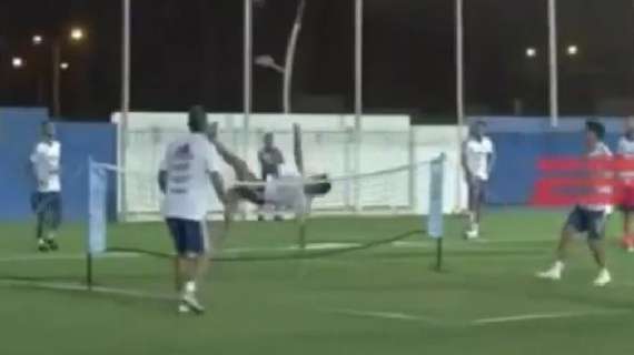 VIDEO - Lautaro è uno spettacolo continuo: rovesciata imprendibile a calcio-tennis