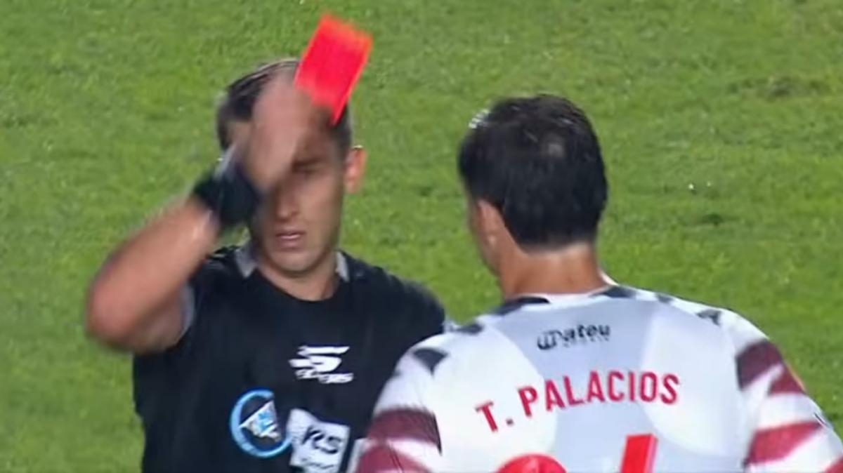 Un Palacios inedito in San Lorenzo-Estudiantes: rosso diretto per un fallaccio e muso duro con l'arbitro
