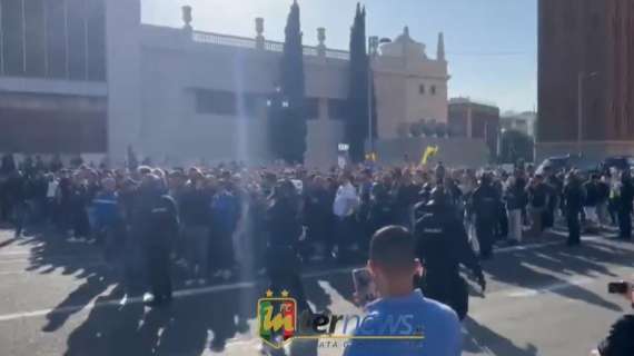 VIDEO - Si scalda l'atmosfera a Barcellona, il corteo della curva nerazzurra è arrivato allo stadio