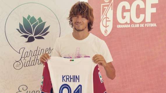 FOTO - Krhin in posa con la nuova maglia del Granada