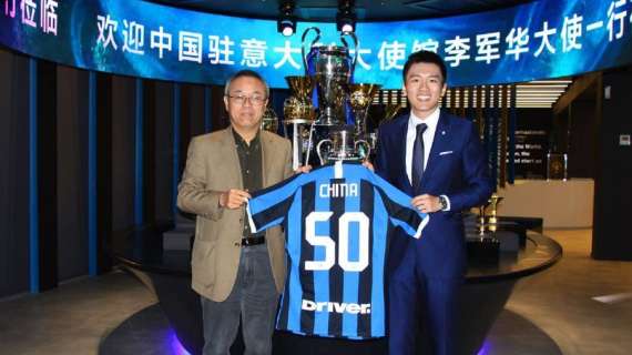 L'ambasciatore cinese Li Junhua visita la sede Inter. Per lui una maglia speciale