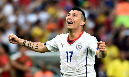 Medel, foto di gruppo con la Roja: "Vamos Chile!"