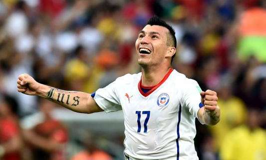 Le 100 di Medel con la maglia della Nazionale cilena