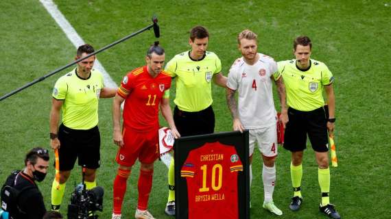 Galles-Danimarca, doppio omaggio per Eriksen: maglia gigante nel prepartita e la 10 gallese consegnata da Bale