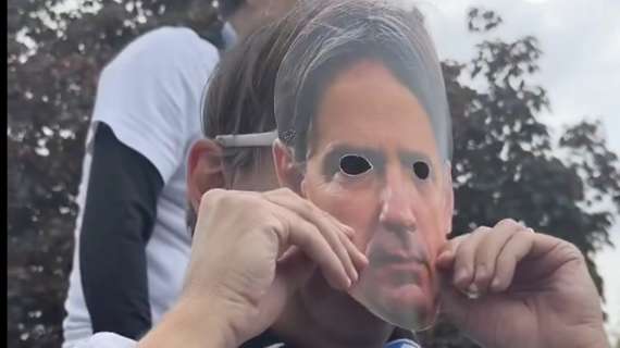 VIDEO - Dumfries sul bus con la maschera di Inzaghi: la reazione del tecnico