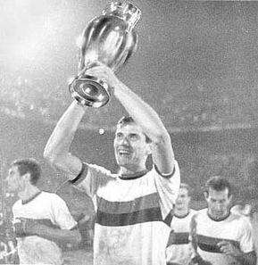 Giacinto Facchetti con la seconda Coppa dei campioni, vinta a Milano nel maggio 1965