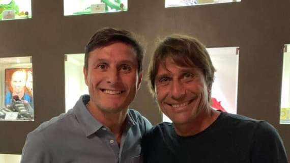 FOTO - Antonio Conte sorride insieme a Javier Zanetti al ristorante Botinero