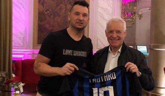 "Per Victor, con amore": Lautaro Martinez regala la maglia dell'Inter al presidente del Racing
