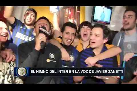 VIDEO - Zanetti canta l'inno dell'Inter con i tifosi