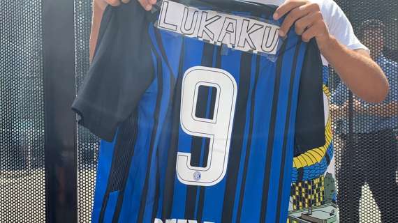 FOTO - Inter, che entusiasmo per Lukaku: un tifoso ricicla la '9' di Icardi