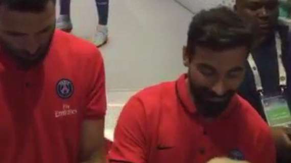 VIDEO - "Lavezzi, vieni all'Inter per lo scudetto!". Un tifoso chiama il Pocho a Doha, lui risponde così