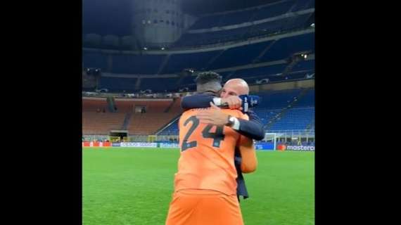 VIDEO - L'Inter vola in finale di Champions: l'emozionante abbraccio tra Onana e Cambiasso 