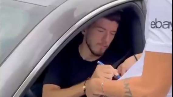 VIDEO - Inter, Chivu ad Appiano all'alba. Sucic primo giocatore (con due ore d'anticipo). E trova già i tifosi ai cancelli
