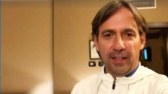 Juve-Inter, siparietto Inzaghi-Bonolis: il tecnico lo invita a tifare, il conduttore si alza in piedi